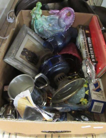 BOX OF MISCELLANEOUS CHINA AND GLASS Image