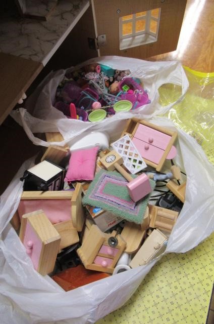 DOLLS HOUSE WITH DOLLS FURNITURE Image