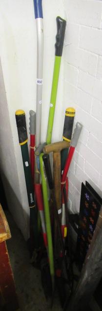 BUNDLE OF GARDEN TOOLS Image