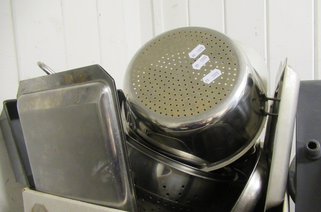 BOX OF METAL KITCHEN  ITEMS Image