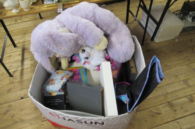 LARGE BOX OF MISCELLANEOUS INCLUDING SOFT TOYS Image