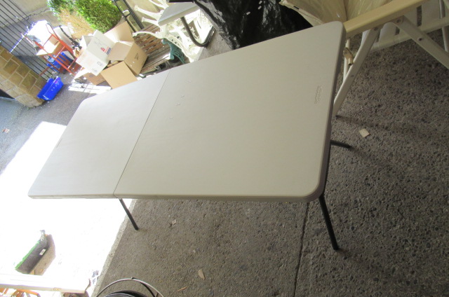 FOLDING TABLE Image