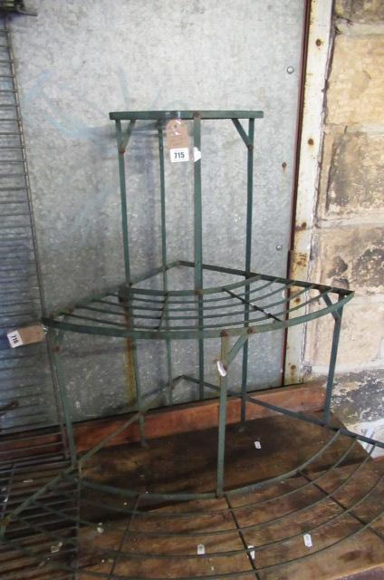 METAL GARDEN PLANT STAND Image
