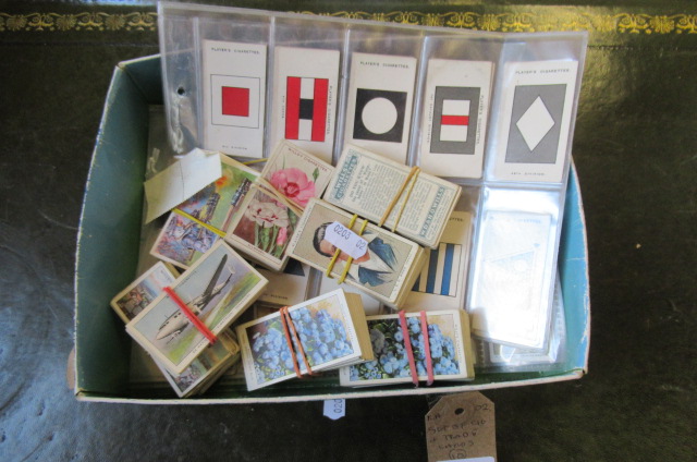 SET OF CIGARETTE AND TRADE CARDS Image