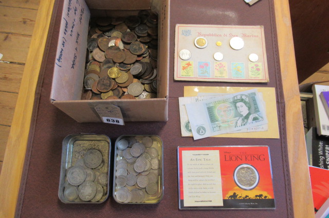 BOX OF MIXED COINS AND BANK NOTES INCLUDING LION KING MEDALLION Image
