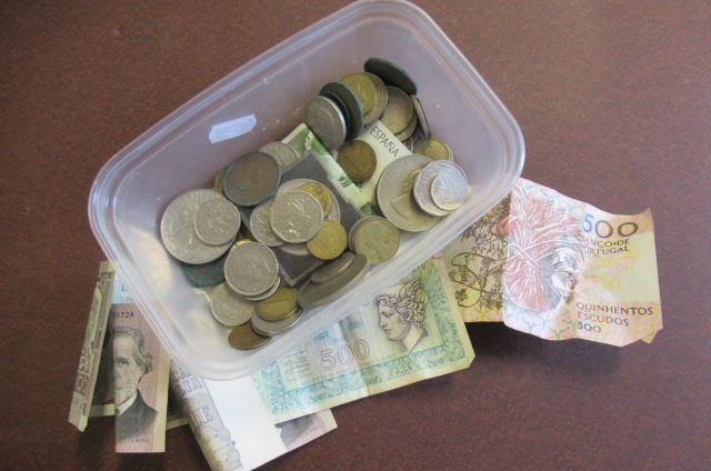 SMALL TUB OF COINS AND BANK NOTES Image