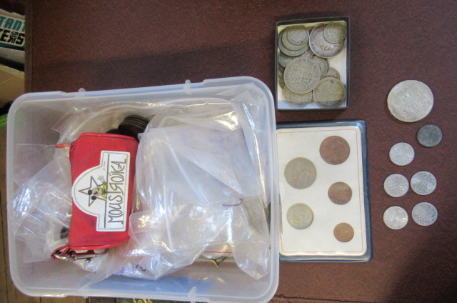 QUANTITY OF WORLD COINS AND SMALL BOX OF GEORGE V   SILVER COINS Image