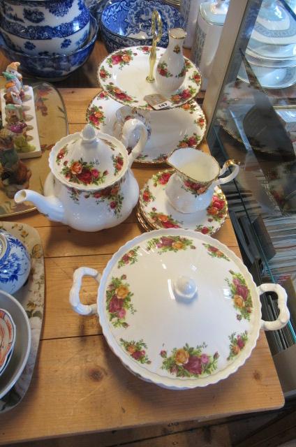 ROYAL ALBERT OLD COUNTRY ROSES TEA AND DINNER WARE Image