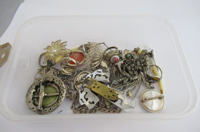 QUANTITY OF SILVER AND OTHER JEWELLERY Image