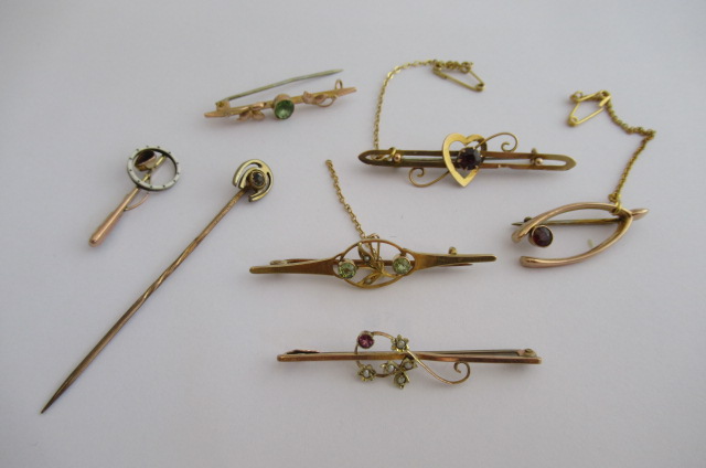 QUANTITY OF 9CT GOLD BROOCHES Image