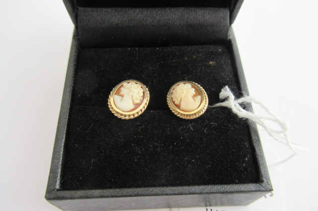 PAIR OF GOLD CAMEO EARRINGS Image