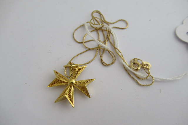 9CT GOLD MALTESE CROSS PENDANT AND CHAIN Image