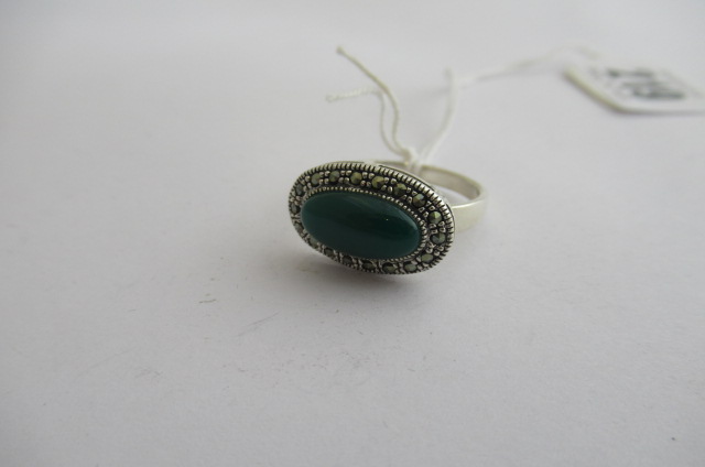 SILVER  MARCASITE AND GREEN STONE RING  Image