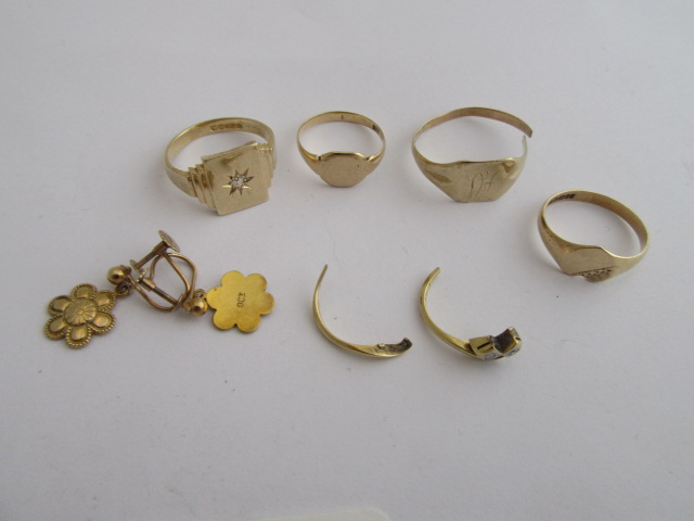 PAIR OF 9CT GOLD FLOWER EARRINGS  THREE SIGNET RINGS ETC Image