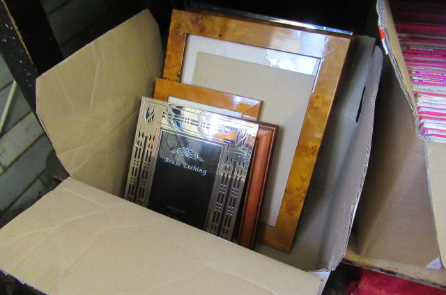 BOX OF PICTURE FRAMES Image