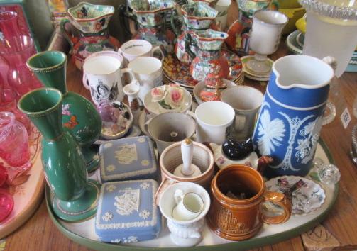 TRAY OF CERAMICS INCLUDING JASPER WARE ETC Image