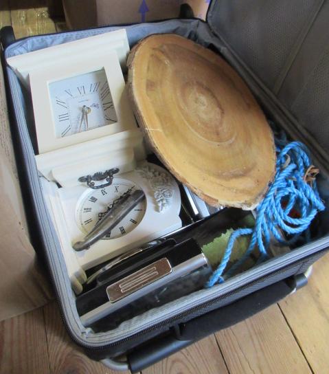SUITCASE OF MISCELLANEOUS ITEMS Image