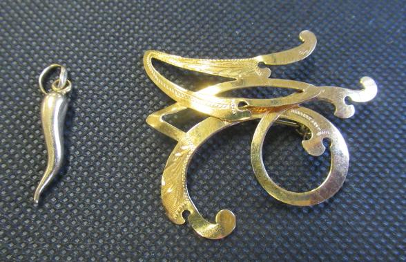 GOLD BROOCH AND DROP PENDANT Image