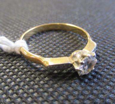 SOLITAIRE DIAMOND 18CT GOLD RING Image