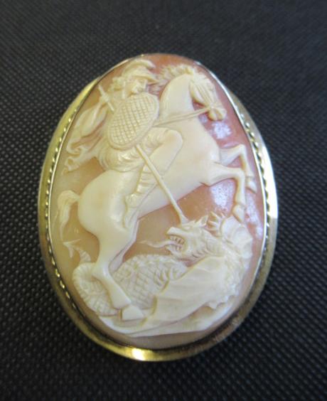 LARGE VICTORIAN ST GEORGE CAMEO BROOCH Image