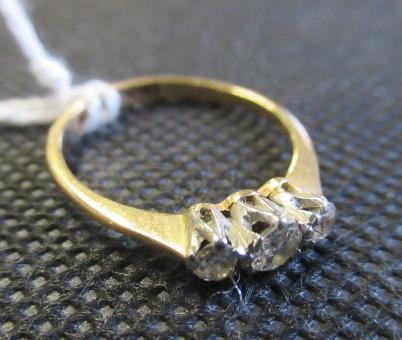 SMALL THREE STONE DIAMOND 18CT GOLD RING Image
