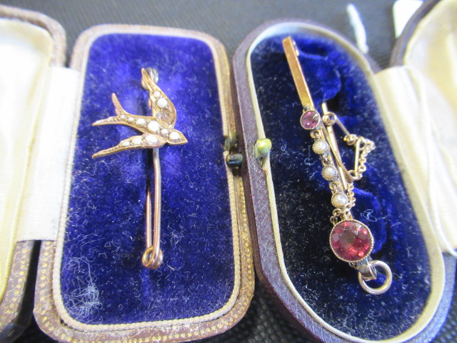 15CT GOLD AND SEED PEARL SWALLOW BROOCH AND 9CT GOLD TIE PIN Image