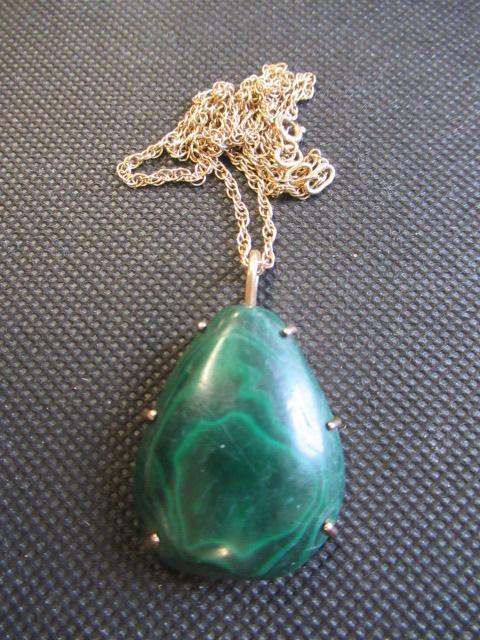 GOLD AND SEMI PRECIOUS STONE PENDANT ON CHAIN Image