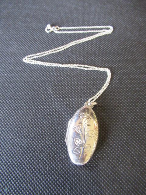 SILVER LOCKET ON SILVER CHAIN Image