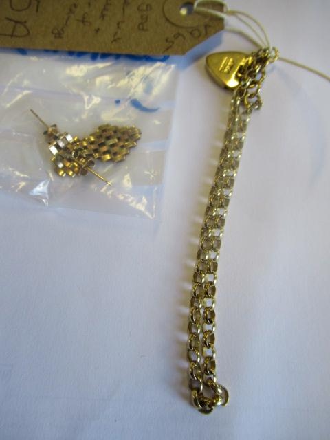 9CT GOLD BELCHER LINK BRACELET AND A PAIR OF EARRINGS Image
