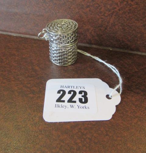 WHITE METAL THIMBLE CASE Image