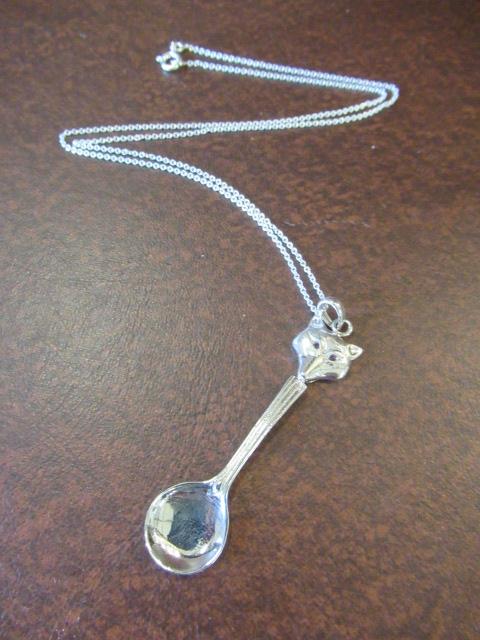 SILVER FOX SNUFF SPOON PENDANT ON SILVER CHAIN Image