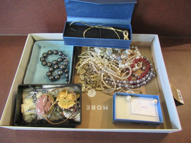 BOX OF COSTUME JEWELLERY Image