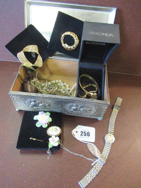 SILVER PENDANT ON CHAIN  COSTUME JEWELLERY AND WATCHES Image