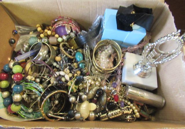 BOX OF MISCELLANEOUS COSTUME JEWELLERY Image