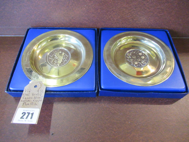 PAIR OF BOXED TOWER MINT METAL CHRISTMAS PLATES Image
