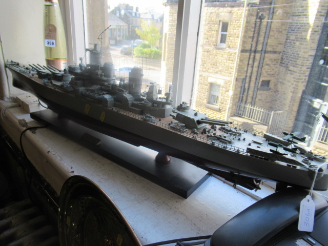 MODEL OF US AMERICAN NAVY BATTLESHIP MISSOURI APPROX 1:200 SCALE 40" Image