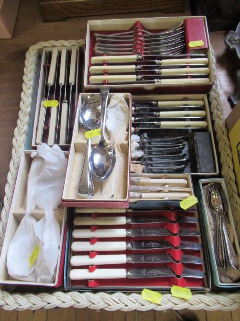 TRAY OF VINTAGE CUTLERY SETS ETC Image