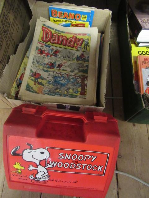 BOX OF 1980S DANDY AND BEANO COMICS WITH VINTAGE SNOOPY LUNCH BOX Image