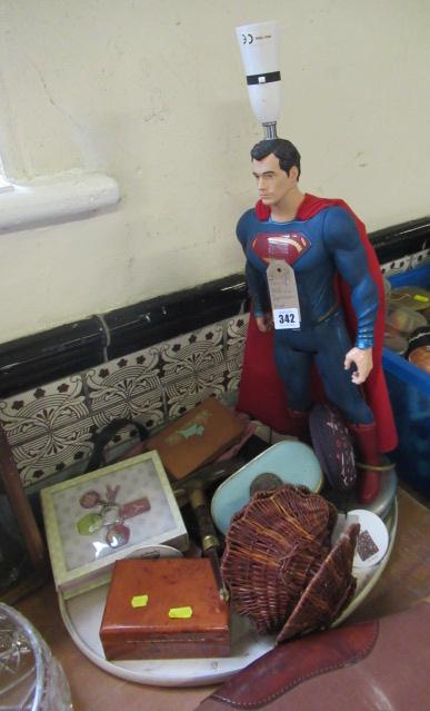 TRAY OF MISCELLANEOUS ITEMS INCLUDING SUPERMAN LAMP Image