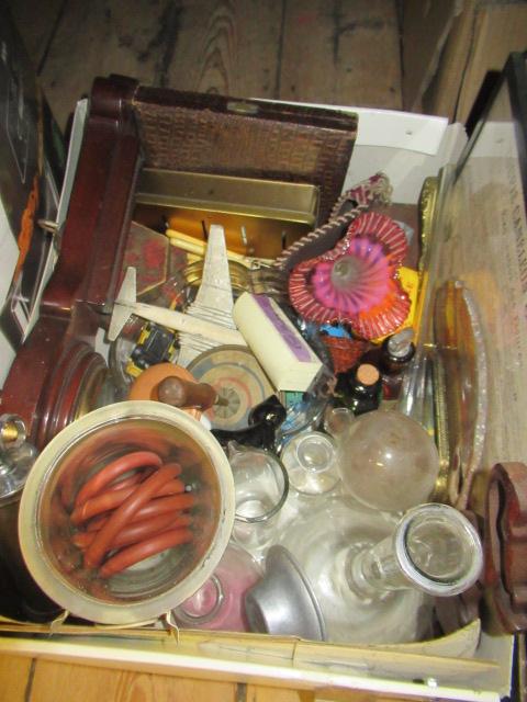 BOX OF COLLECTABLES INCLUDING BAROMETER Image