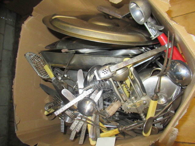 BOX OF RETRO TEAWARE ETC Image