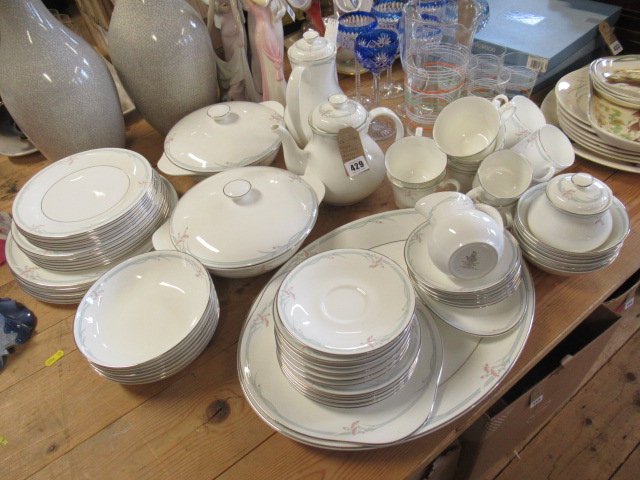 ROYAL DOULTON CARNATION PATTERN DINNER AND TEA SERVICE  Image