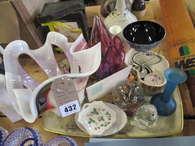TRAY OF STUDIO GLASS AND MISCELLANEOUS ITEMS Image