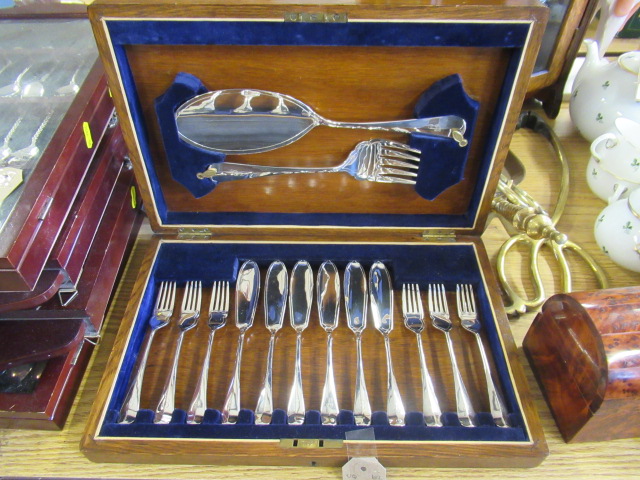 OAK CANTEEN OF CUTLERY Image
