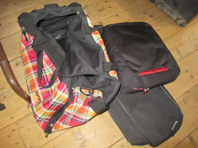 QUANTITY OF TRAVEL AND LAPTOP BAGS Image