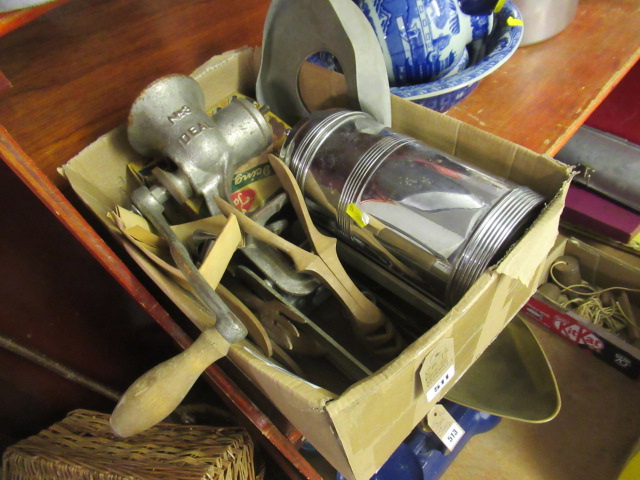 BOX OF VINTAGE KITCHENALIA Image