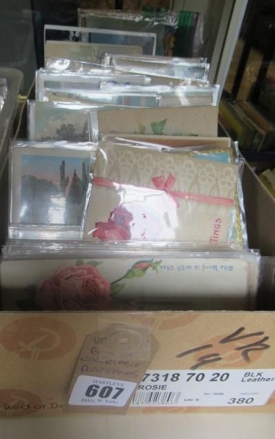 BOX OF COLLECTABLES POSTCARDS INCLUDING FLORAL EXAMPLES Image