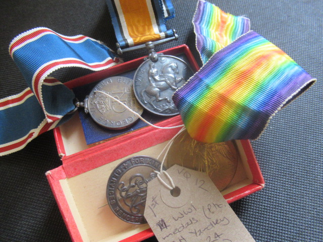 WW1 TO PTE YARDLEY 24 LONDON REGIMENT MEDAL   BROOCH AND ANOTHER Image
