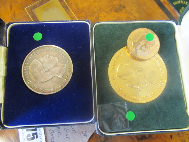 BOXED SILVER GILT AND OTHER PRINCE CHARLES INVESTITURE COMMEMORATIVE MEDALLIONS Image