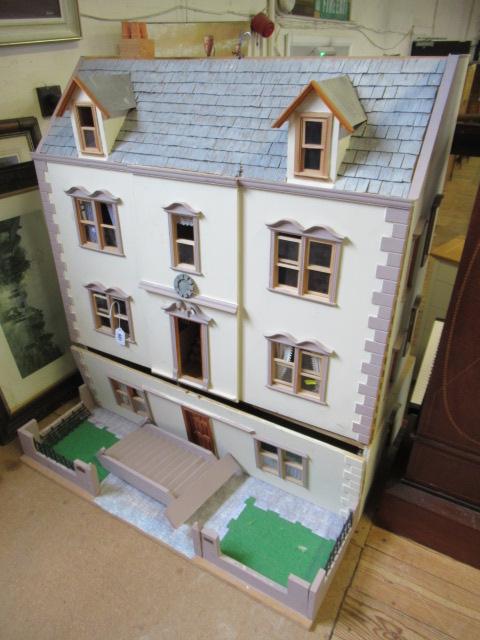 LARGE GEORGIAN STYLE DOLLS HOUSE Image